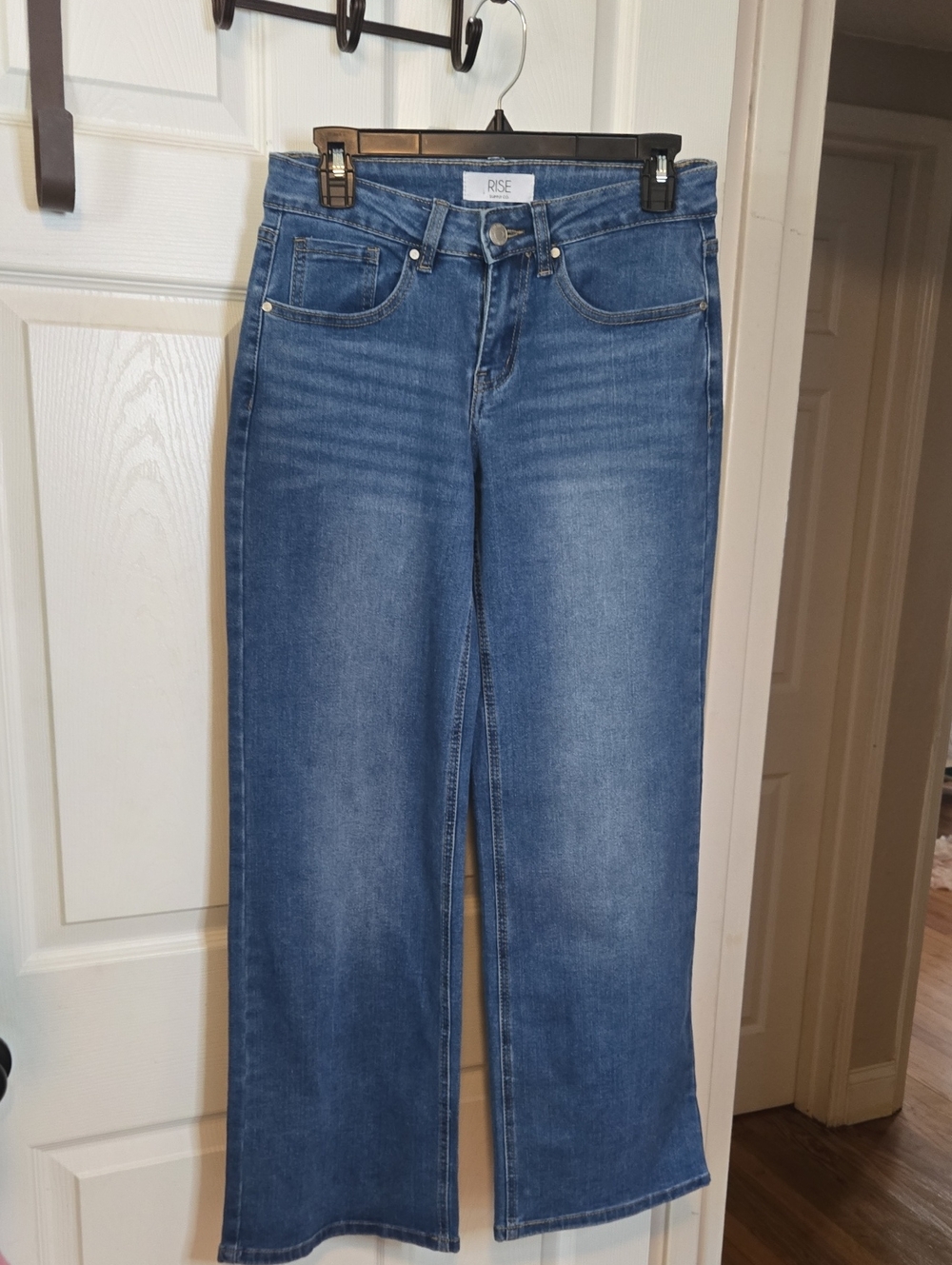 Mid-Rise Wide-Leg Jeans in Medium Blue